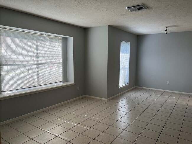 Photo - 402 Oak Harbor Dr