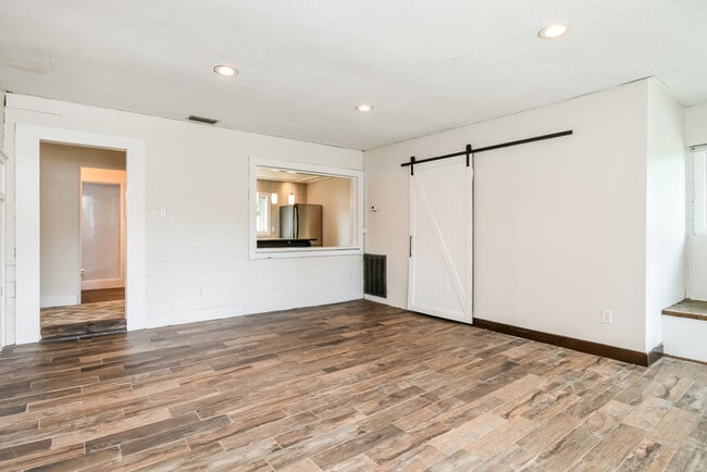 Photo - 2610 Ave N NW