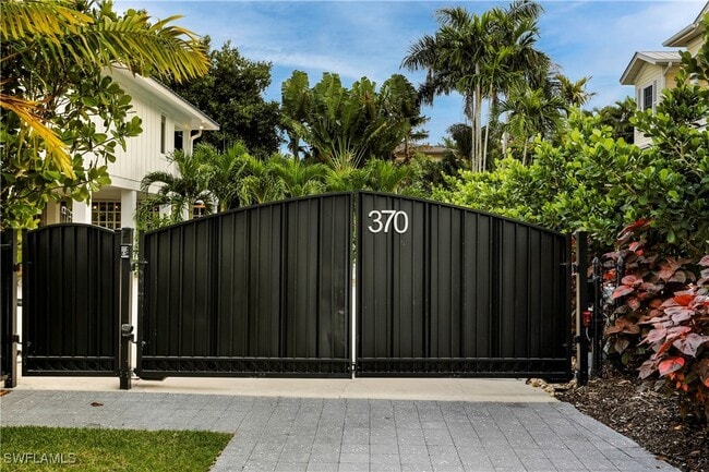 370 6th Ave S