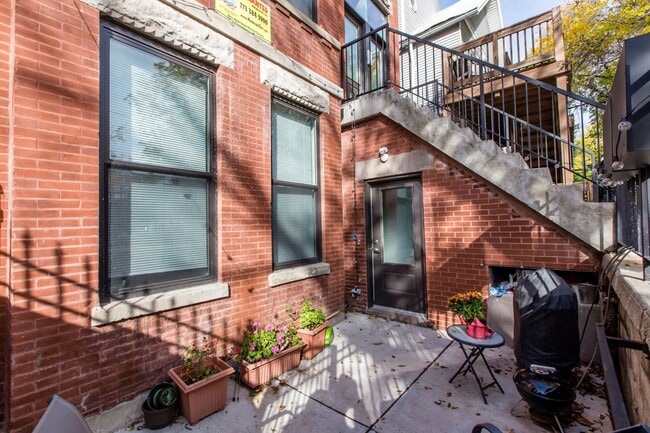 Building Photo - Condo Quality 1Bed/1 Bath in Hot Bucktown/Wicker Park Location! Central Air & In-Unit Laundry! Unit 1F