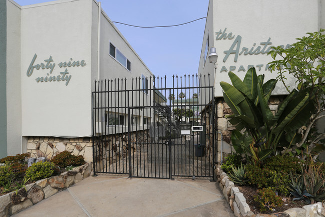 Aristocrat Apartments - Aristocrat Apartments