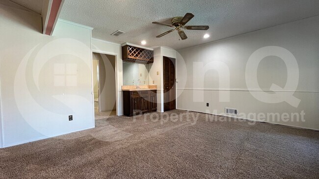 Photo - 1305 Guildford St