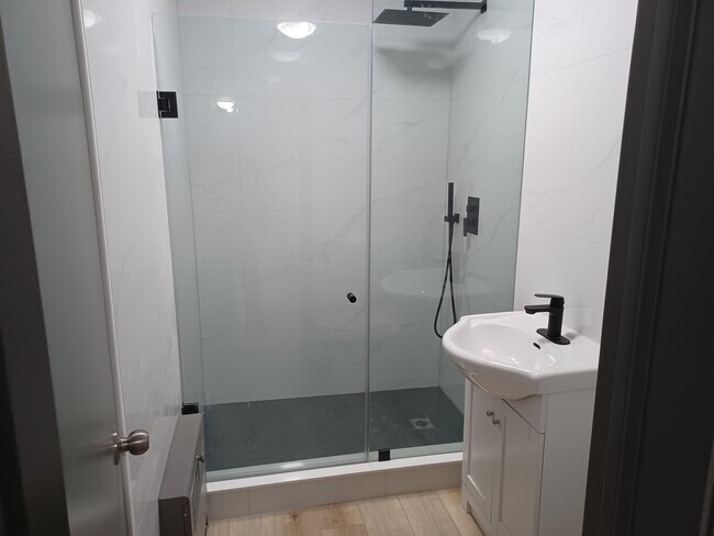 Photo - 199 Lakeshore Rd E