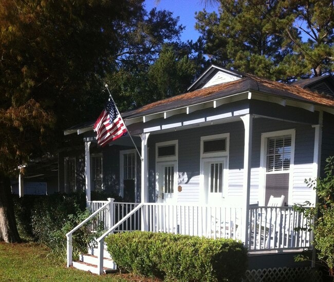 Building Photo - 203 N Kirkland Dr