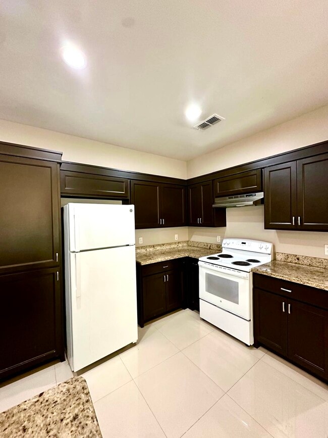 1022 Escondido Ln E