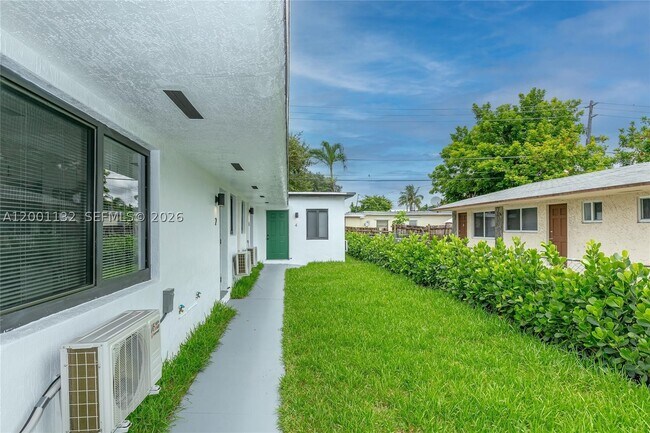 Building Photo - 6125 SW 40th St Unit 4