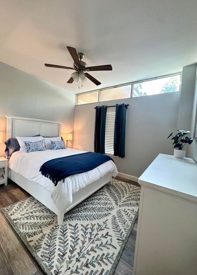 Building Photo - Great location! 3 bedroom/ 2 bath at University Towers - Ready for immediate move in! Unit 104