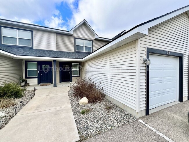 Building Photo - 303 Baldwin St