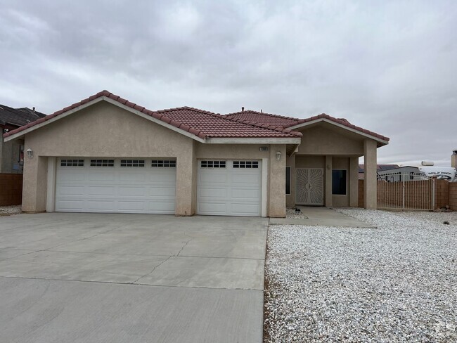 Building Photo - Beautiful 3 Bedroom 2 Bathroom House with ...