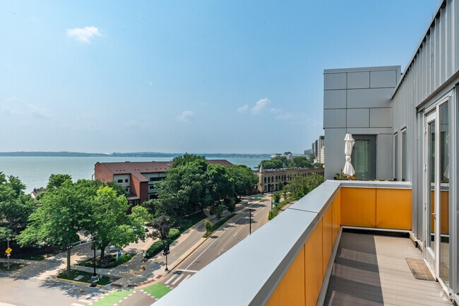 1BR, 1BA + Den - 963SF - Patio