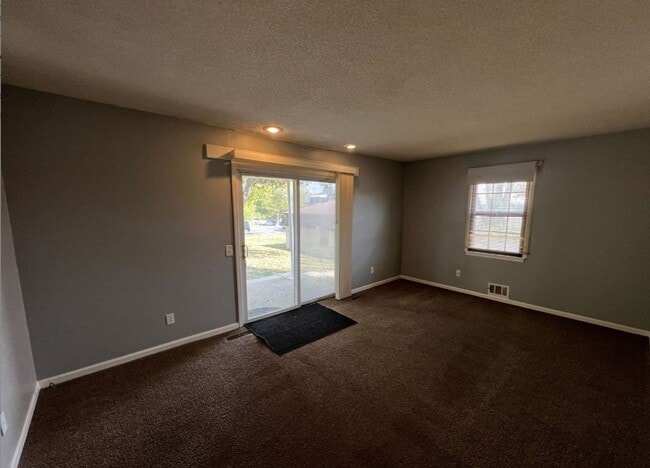 Photo - Cozy 2-Bedroom Apartment with Convenient F...