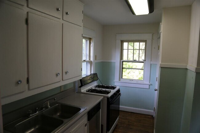 Photo - 2 bedroom, 1 bath Home - MUST SEE!