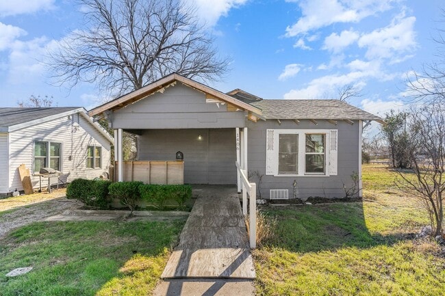 Building Photo - Spacious 4-Bedroom Home in Prime Dallas Location Near Transit, Schools & Downtown Access