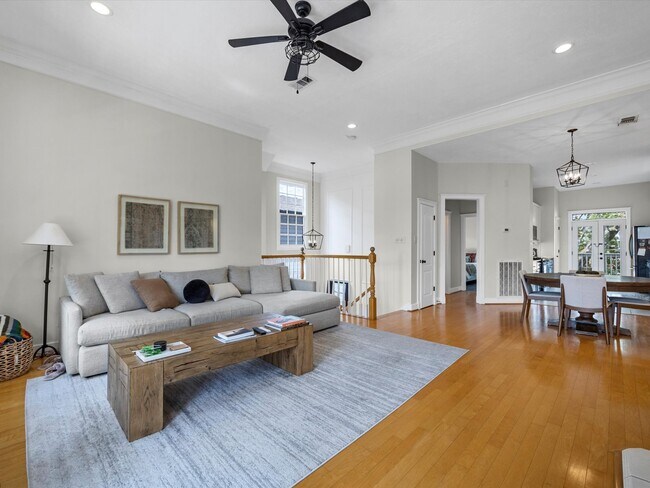 Photo - 403 E 25th St