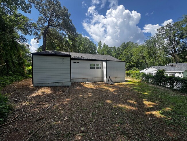 Photo - Room in House on Lisbon Dr SW