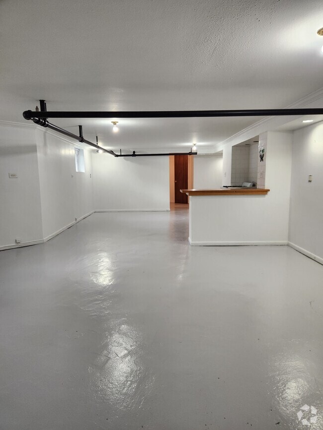 Building Photo - 4414 W School St Unit 4424 W School St 1st FL Rental