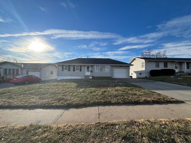 Building Photo - Beautiful walk-out ranch!