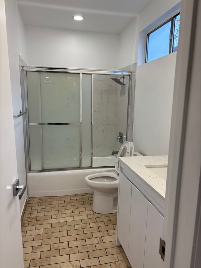 Photo - 1333 Centinela Ave