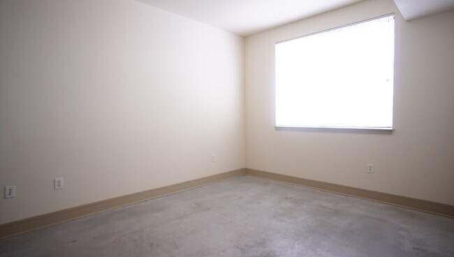 Photo - 2/2 Near Shopping and the Medical District