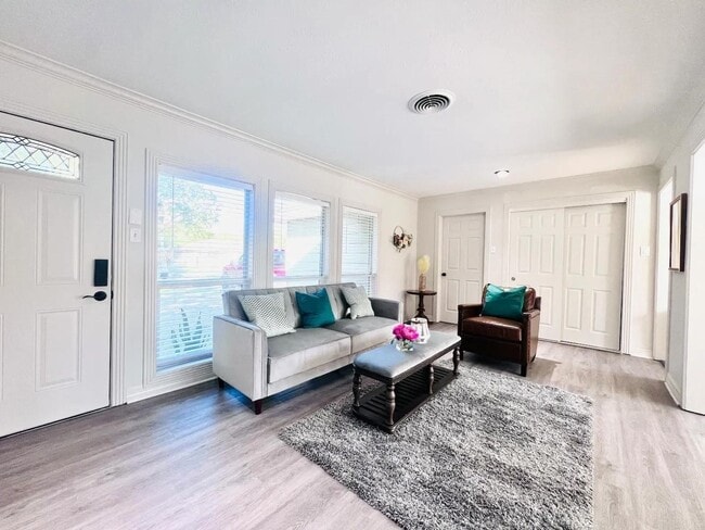 Photo - 1910 Huge Oaks St