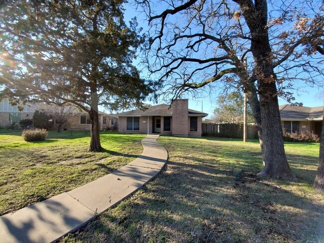 Building Photo - Bryan, 3 bedroom - 2 bath - 2 car garage - fenced in back yard. - Near Blinn College campus.