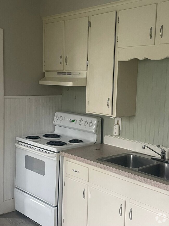 Building Photo - 37 Pleasant St Unit 1 Rental