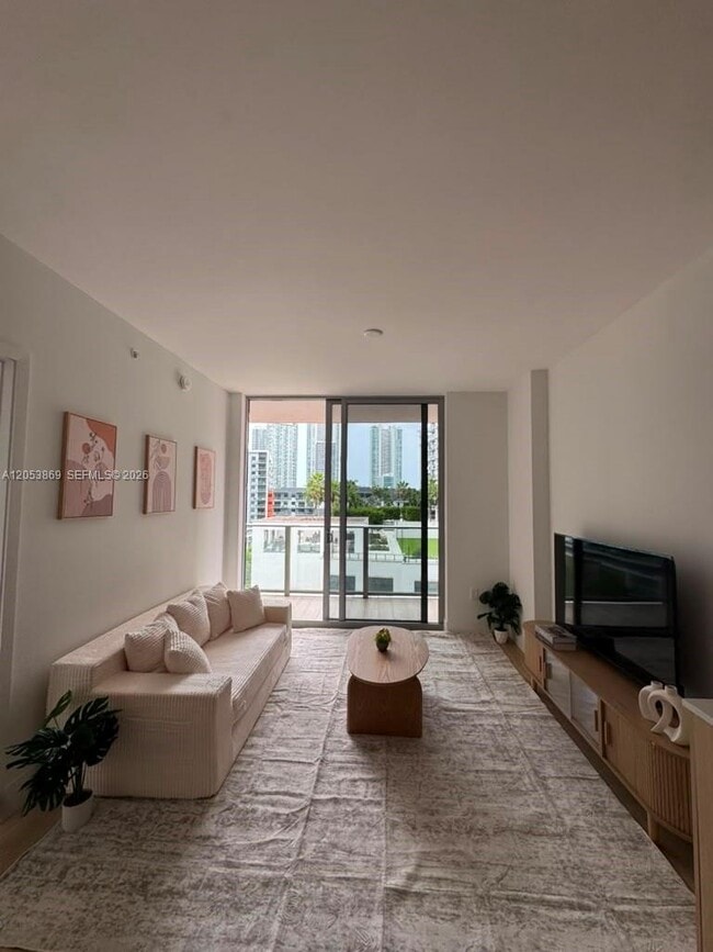 Photo - 90 NE 32nd St Unidad 811