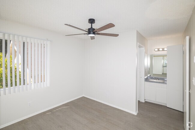 1BR, 1BA - 520SF - Bedroom