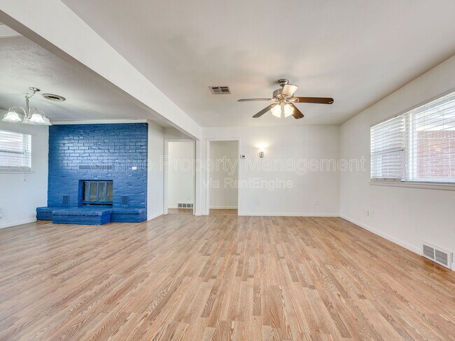 Photo - 611 Garth Brooks Blvd