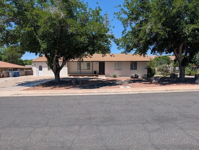 Building Photo - Six Bedroom Home in Bloomington Ranches