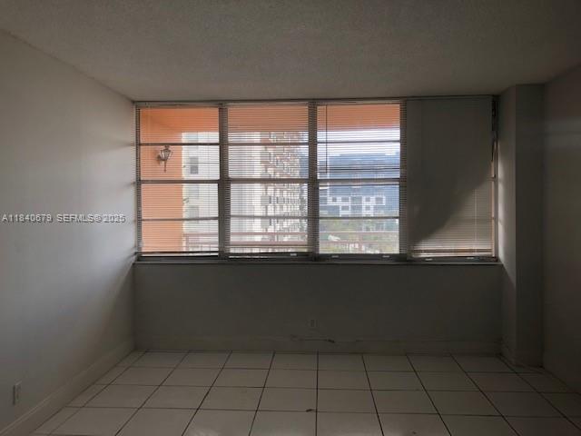 Photo - 2025 NE 164th St Unidad 407