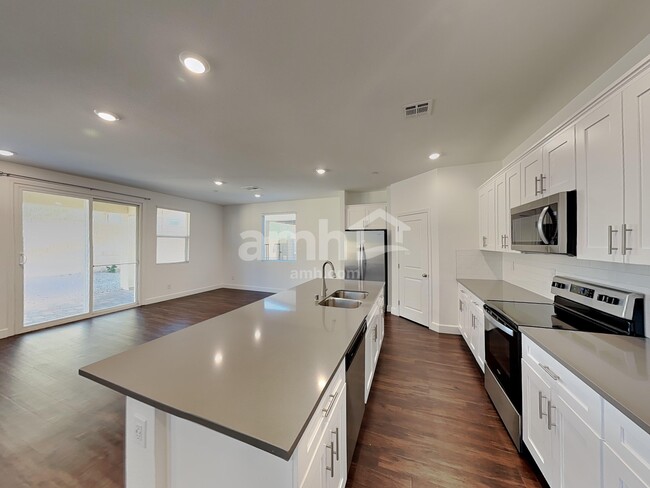 Photo - 642 N Water St