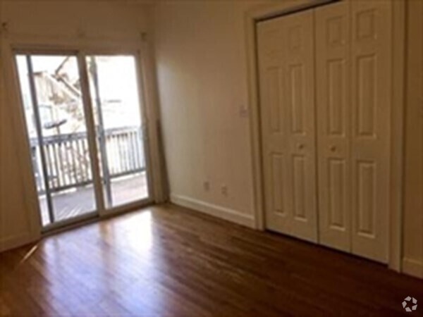 Building Photo - 240 E 8th St Unit 3 Rental