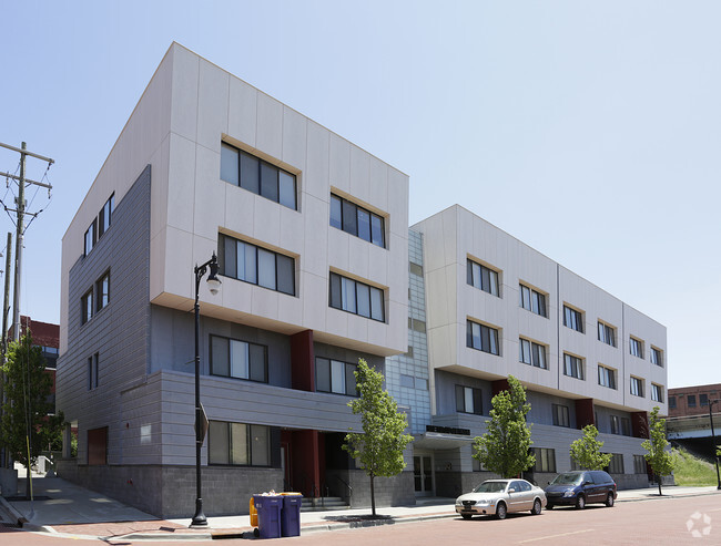 Metropolitan Park Apartments - Metropolitan Park Apartments