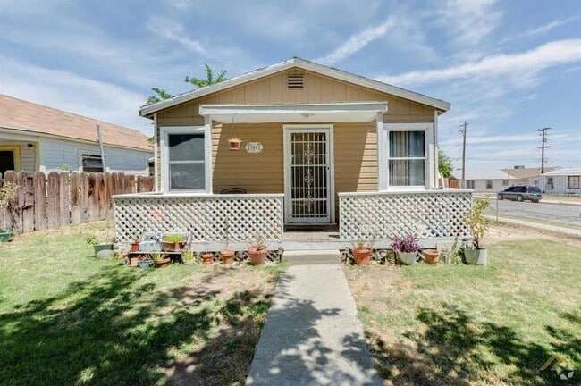 Building Photo - Home in Taft!