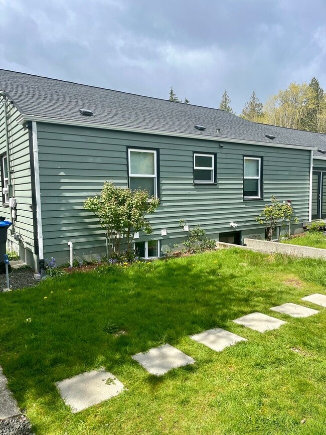 Building Photo - 2843 Harold Dr SE Unit B