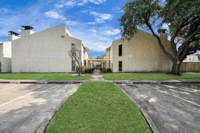 Building Photo - 10075 Westpark Dr Unit 42