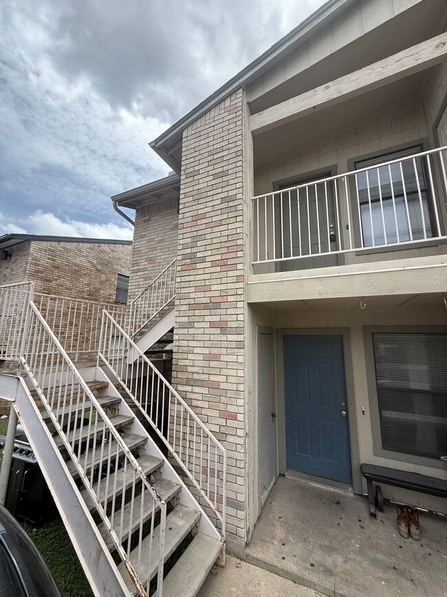 Building Photo - 5501 Rose Hill Cir Unit C