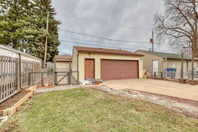 Photo - 122 S 77th St