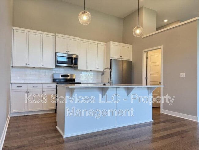 Building Photo - 2018 SW Holdbrooks Dr