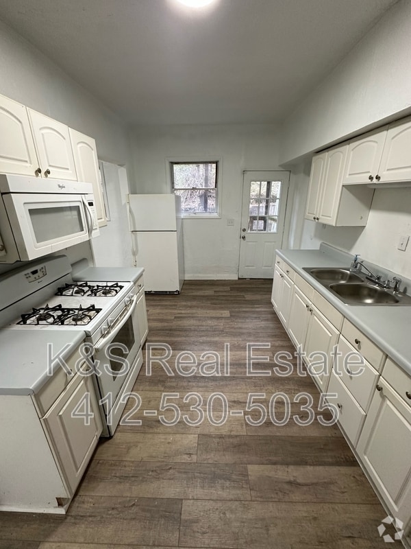 Building Photo - 668 Middle Ave Rental