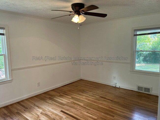 Photo - 216 Hillandale Dr