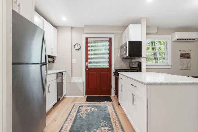 Photo - 826 Mentelle Dr NE