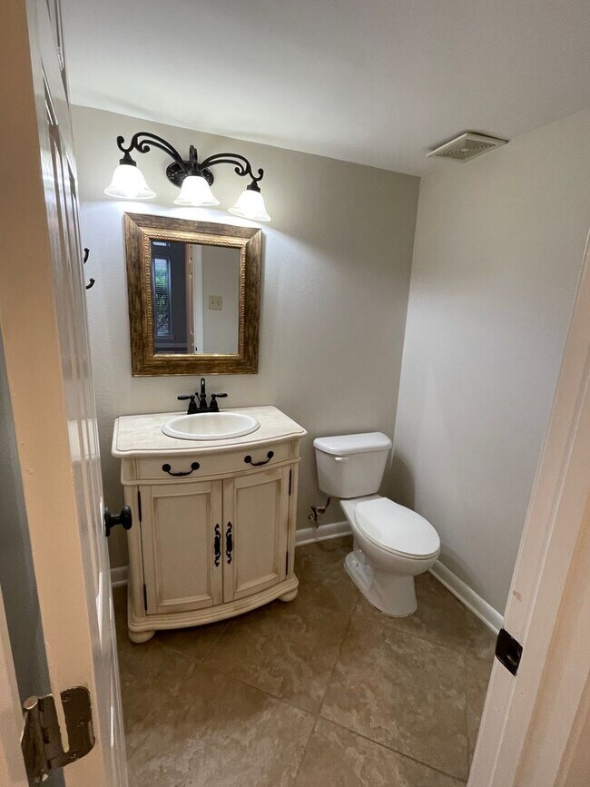 Photo - 2Bd/1.5Ba Townhouse located on the Germantown/Memphis Line!