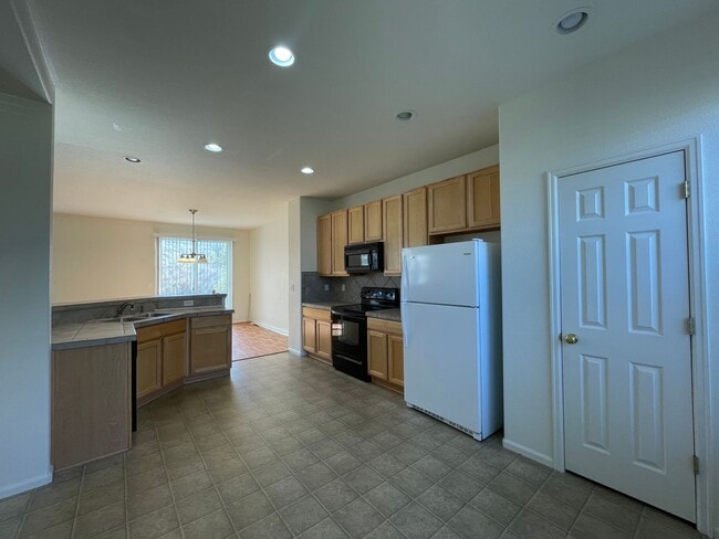 Photo - 3Bed 3Bath Home In Erie Available July!
