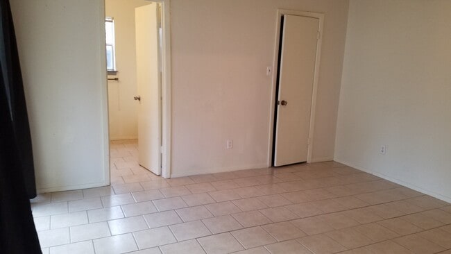 master bedroom, bath on left, walk in closet right - 2007 Old W Pl