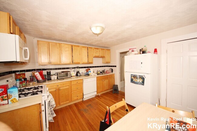 Photo - Nicely updated, sunny 3 bed in Waltham wit...