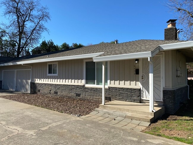 Building Photo - Inviting Duplex Just 5 Minutes from Sac State