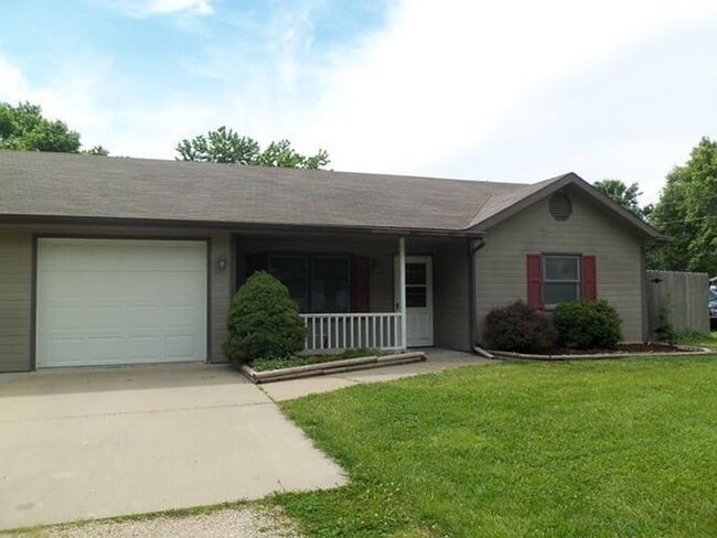 TALL CEILINGS! GREAT LOCATION! - TALL CEILINGS! GREAT LOCATION! House