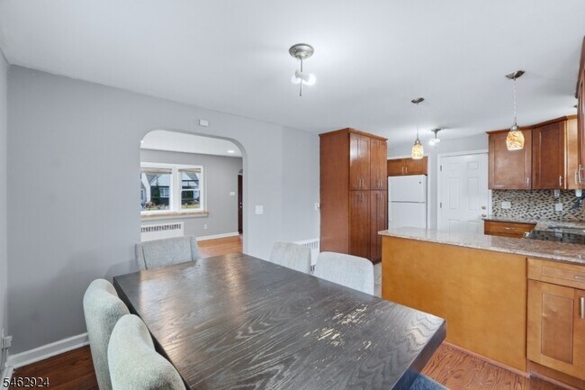 Photo - 635 Robinson Terrace